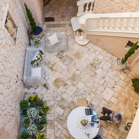Dimora Dell'osanna Bed & Breakfast 2*